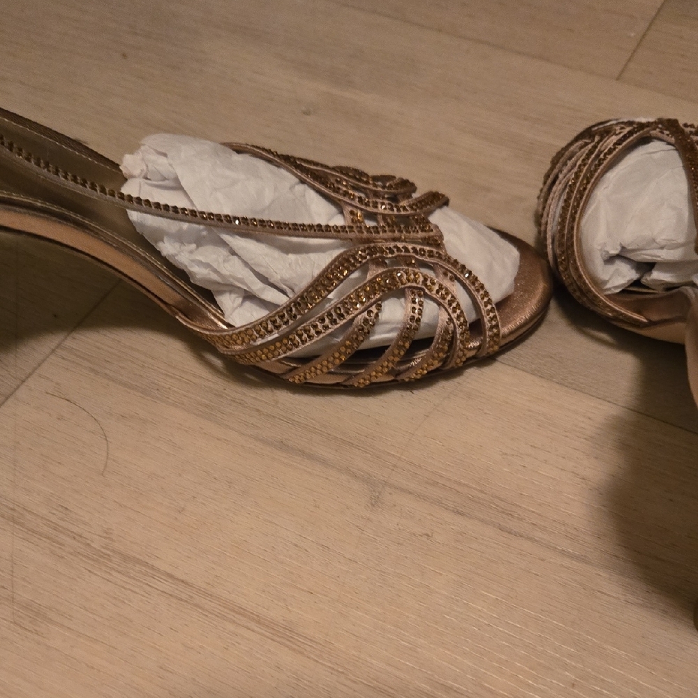 Pelle Moda Women's Metallic Strappy Heels - Picture 3 of 5